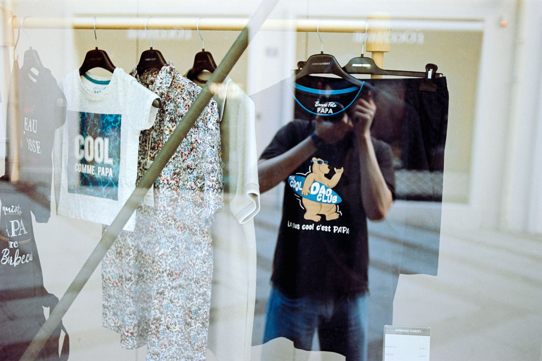 Vidriera de la tienda Nudo con remeras y prendas casuales colgadas