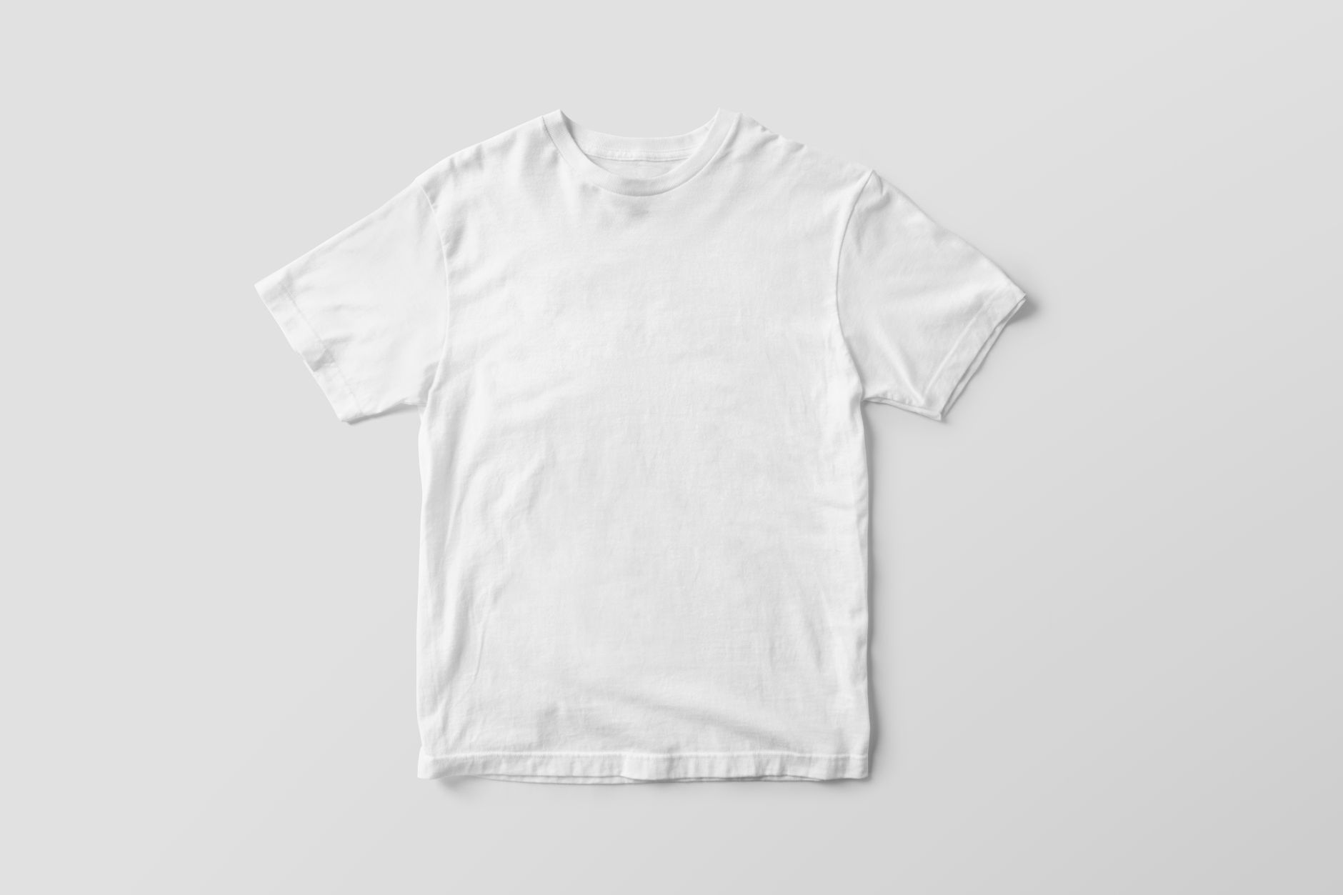Remera blanca lisa sobre fondo neutro