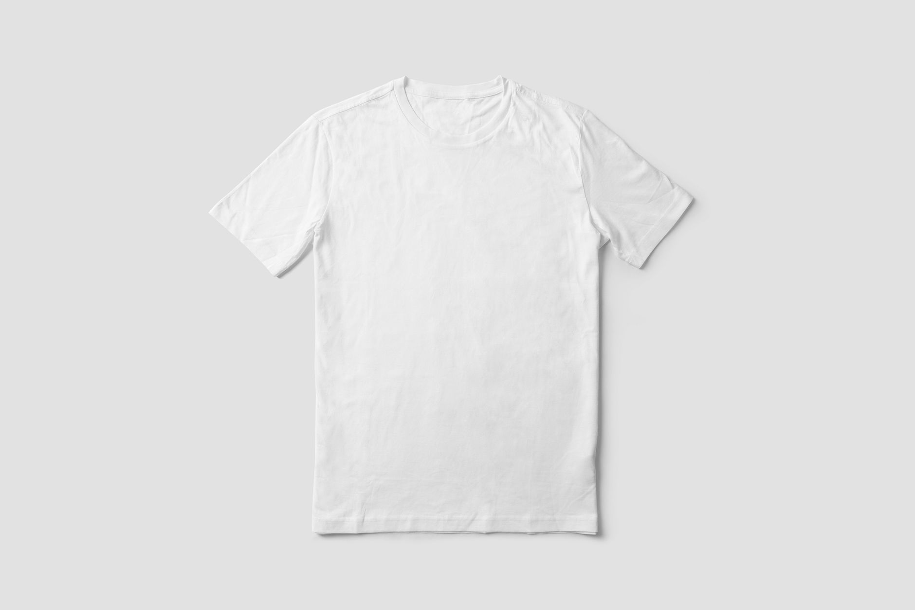 Remera blanca sobre fondo claro liso