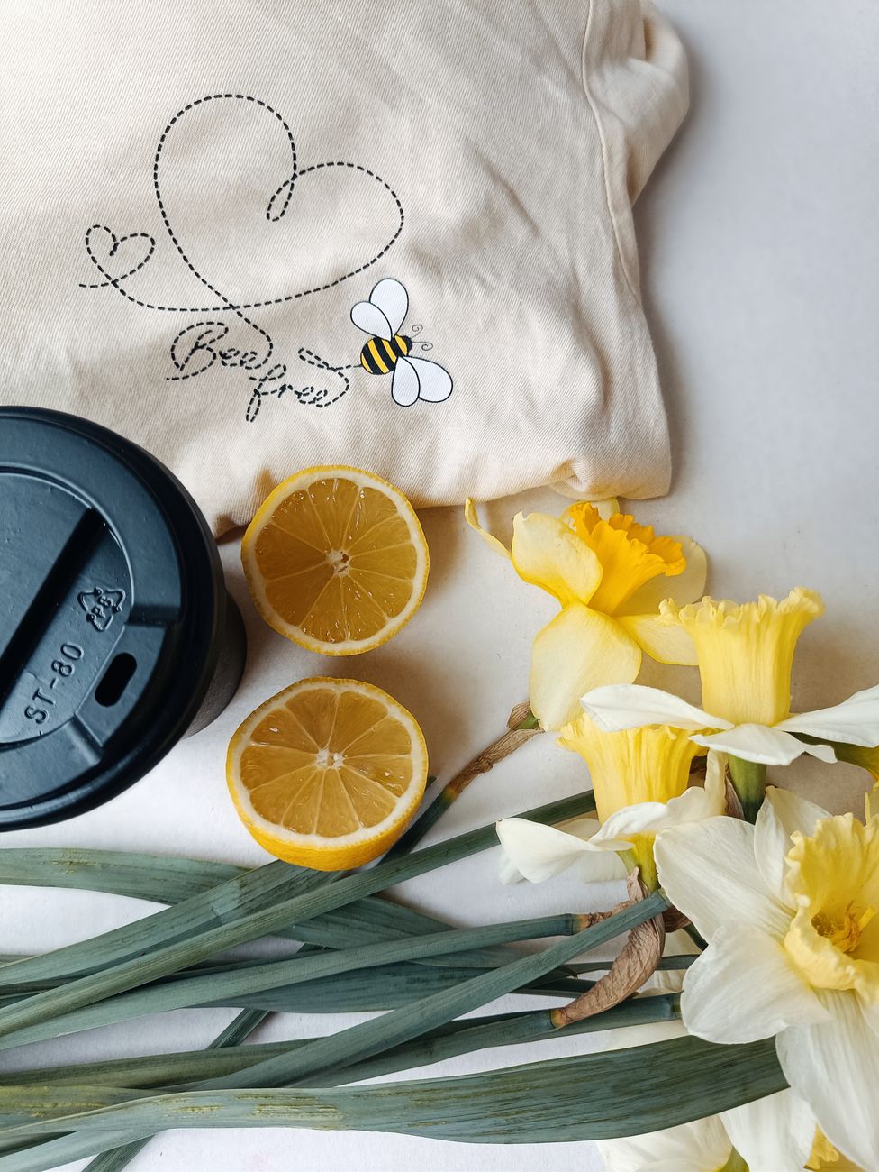 Remera estampada 'Bee Free' junto a limones y flores
